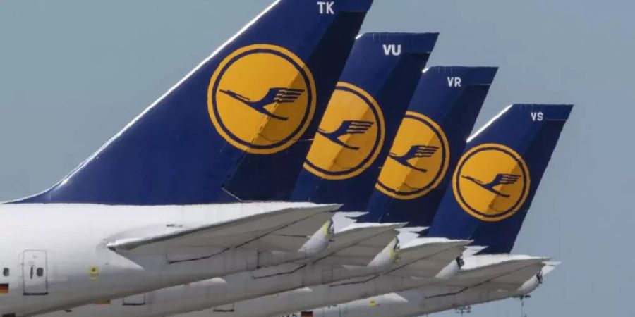 Die Lufthansa bereitet sich auf ein Wiederaufleben des Tourismus vor. Ab Juni sollen bei den Konzern-Airlines rund doppelt so viele Flugzeuge im Einsatz sein wie bislang. Foto: Boris Roessler/dpa