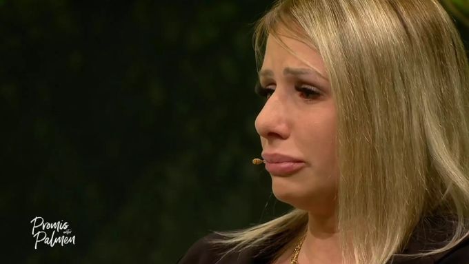 «Promis unter Palmen»: Carina kann ihre Tränen nicht mehr verbergen. Promis unter Palmen