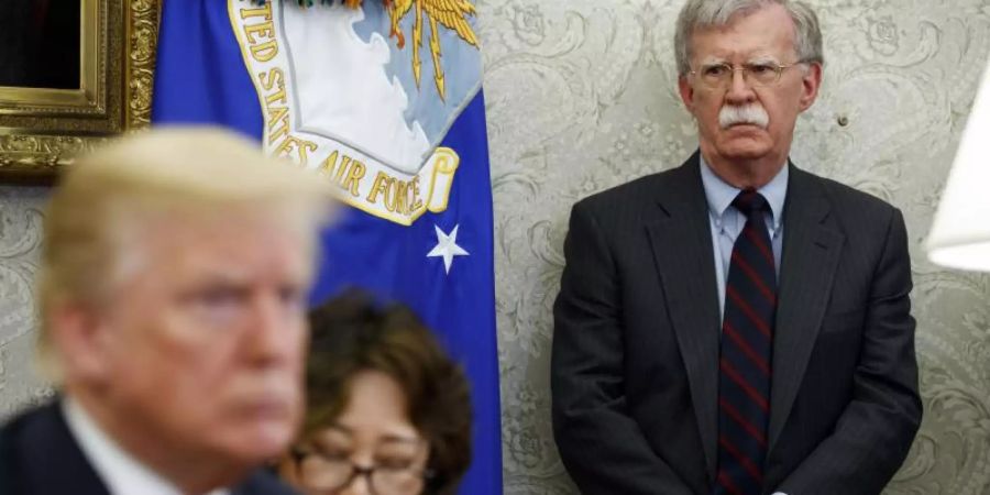 Der damalige US-Sicherheitsberater John Bolton im Mai 2018 neben Donald Trump. Foto: Evan Vucci/AP/dpa