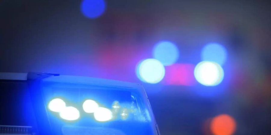 Ein Blaulicht leuchtet auf einem Polizeiauto. Ein 21-Jähriger aus Hildesheim soll im Internet einen Anschlag mit mehreren Toten angekündigt haben. Foto: Karl-Josef Hildenbrand/dpa/Archivbild