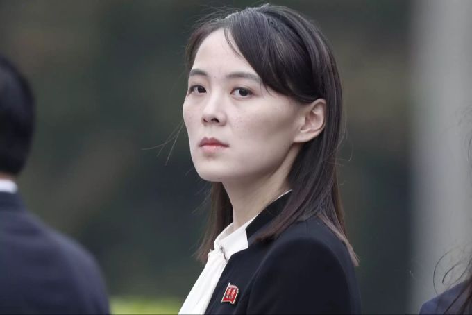 Kim Yo Jong ist die Schwester von Kim Jong Il und eine seiner engsten Vertrauten. In den letzten Jahren konnte Sie ihre politische Position stärken und vertritt das Land mittlerweile häufig in aussenpolitischen Anliegen. Kim Yo Jong Propaganda