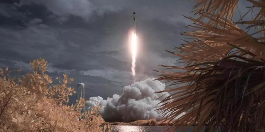 Die SpaceX «Falcon 9»-Rakete startet im Kennedy Space Center. Foto: Bill Ingalls/NASA/dpa