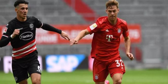 Bayerns Joshua Kimmich (r) entwickelt sich mehr und mehr zum Führungsspieler des Rekordmeisters. Joshua Kimmich