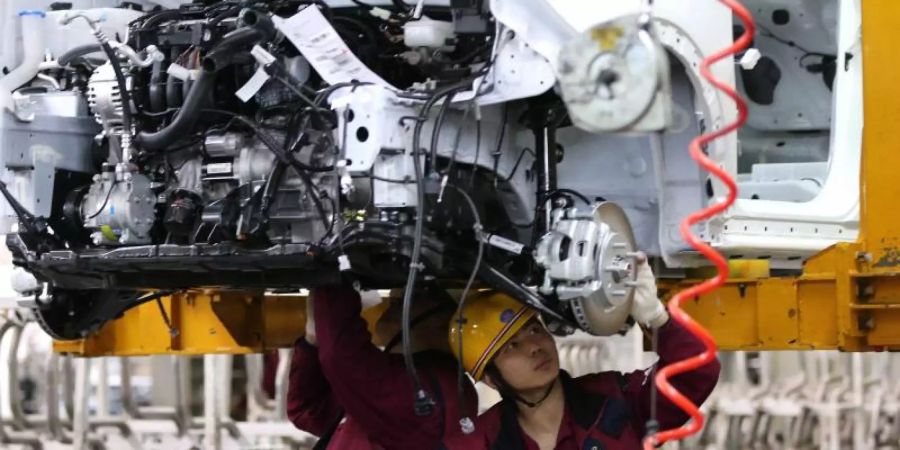 Arbeiter montieren Fahrzeuge in einem Werk von JAC Motors im chinesischen Hefei. Foto: Wu Hong/EPA/dpa