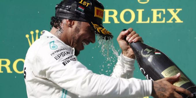 Lewis Hamilton feiert nach seinem Sieg beim Ungarn-GP auf dem Podium. (Archivbild) Lewis Hamilton