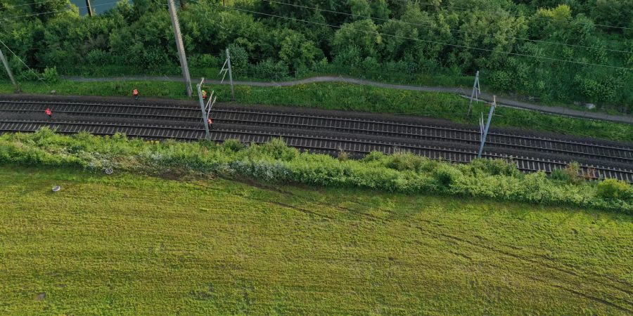 Das Auto war vor der Kollision mit dem Zug auf der Zürcherstrasse in Richtung Pfäffikon unterwegs, kam von der Fahrbahn ab und stürzte auf das darunterliegende Bahntrassee.