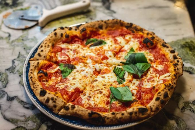 Pizza, der Klassiker der italienischen Küche (Symbolbild). Pizza