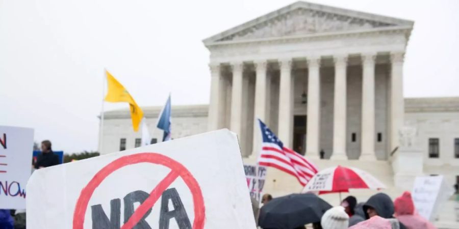 Demonstration von Waffengegnern vor dem Supreme Court