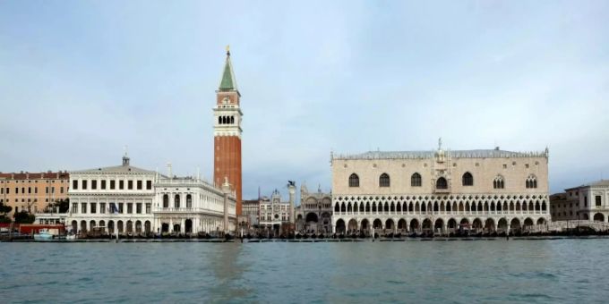 Das Wasser in der Lagune von Venedig ist so still und klar wie seit Jahren nicht Das Wasser in der Lagune von Venedig ist so still und klar wie seit Jahren nicht