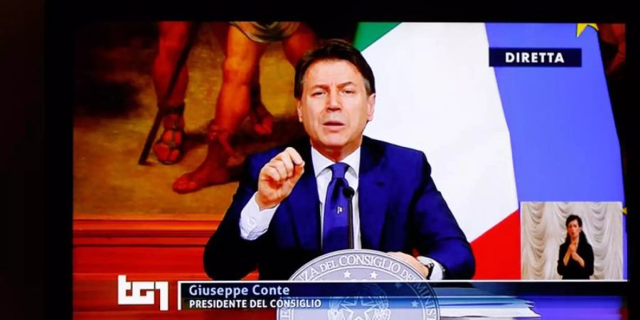 Giuseppe Conte mahnt in seiner TV-Ansprache, dass der Kampf gegen das Virus noch lange nicht geschafft sei. «Wir werden auch in den nächsten Monaten noch auf eine harte Probe gestellt.». Foto: Fabio Sasso/ZUMA Wire/dpa