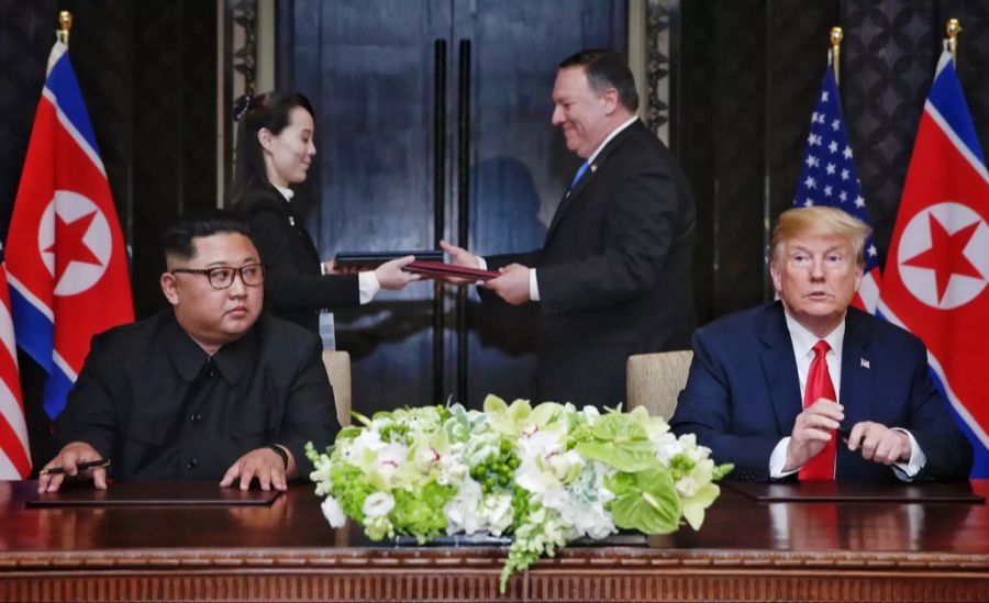 Kim Yo Jong und US-Aussenminister Mike Pompeo überreichen sich die Verträge.