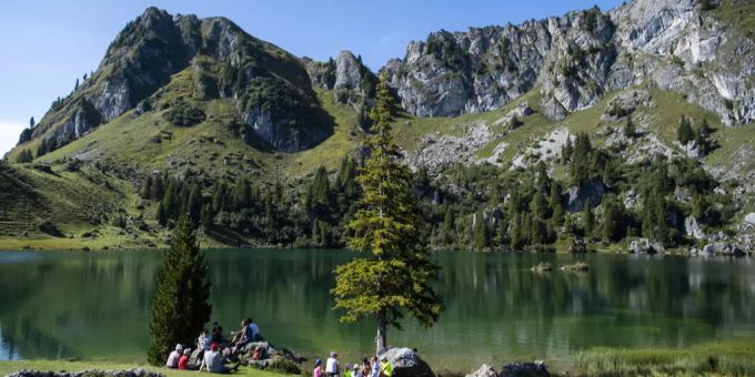 Wanderer geniessen das schöne Wetter beim Seebergsee im Diemtigtal.