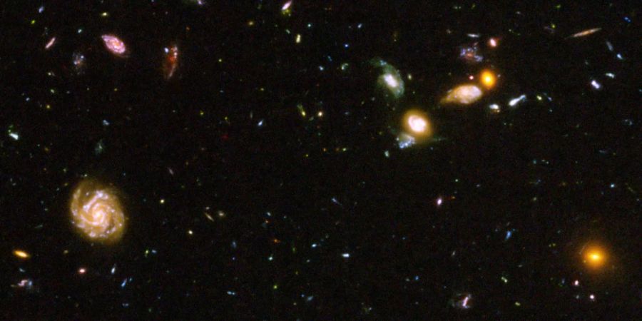 Ein winziger Ausschnitt aus dem Ultra Deep Field. Praktisch jedes Objekt im Bildausschnitt ist eine Galaxie, die wiederum Milliarden Sterne enthält.