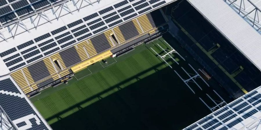 Das Revierderby zwischen Borussia Dortmund und dem FC Schalke 04 wird ohne Zuschauer im Signal Iduna Park stattfinden. Foto: Bernd Thissen/dpa