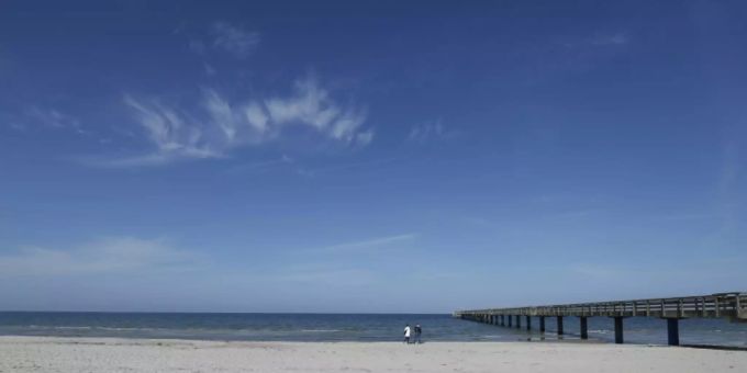 Laut dem Betreiber des beschädigten Telekommunikationskabels zwischen Helsinki und Rostock soll die Reparatur bis Ende November abgeschlossen sein. (Archivbild) Ostseestrand