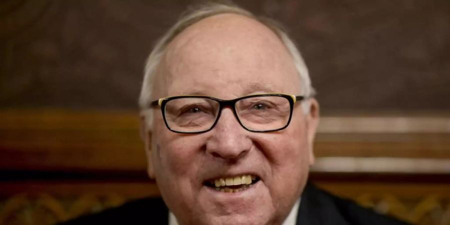 Uwe Seeler hatte bei einem Sturz in seinem Haus einen Schenkelhalsbruch erlitten. Foto: Axel Heimken/dpa
