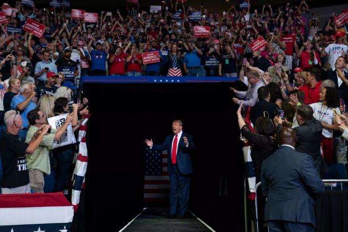 Donald Trump, Präsident der USA, kommt während einer Wahlkampfveranstaltung in Tulsa auf die Bühne. Wahlkampf Coronavirus USA Trump