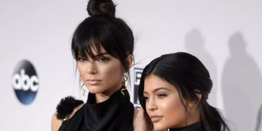 Die Promi-Schwestern Kendall (l) und Kylie Jenner. Foto: Mike Nelson/EPA/dpa