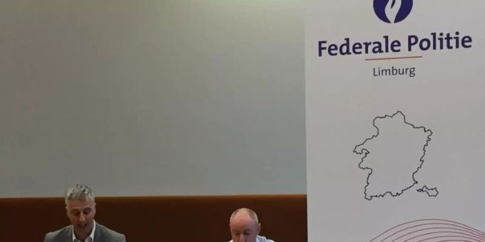 Staatsanwalt Guido Vermeiren (l) und Kris Vandepaer von der föderalen Kriminalpolizei Limburg, bei einer Pressekonferenz der Staatsanwaltschaft Hasselt zu der Entführung eines 13-jährigen Jungen. Foto: Marc Dirix/BELGA/dpa Staatsanwalt Guido Vermeiren (l) und Kris Vandepaer von der föderalen Kriminalpolizei Limburg, bei einer Pressekonferenz der Staatsanwaltschaft Hasselt zu der Entführung eines 13-jährigen Jungen. Foto: Marc Dirix/BELGA/dpa