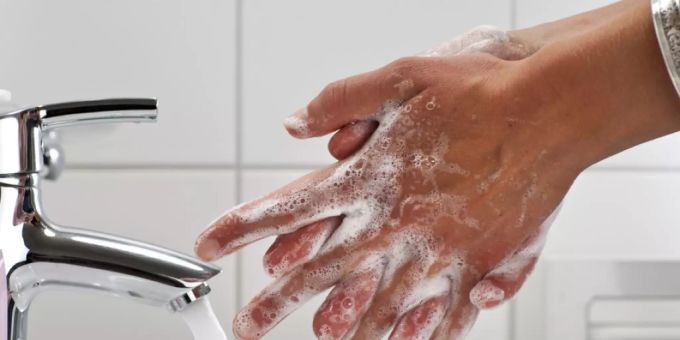Die in der Coronakrise gelernten Hygiene-Massnahmen sollten langfristig beibehalten werden. Z. B. auch zur Vorbeugung der Schweinegrippe, die gerade wieder in China virulent zu werden scheint. (Symbolbild) schweinegrippe