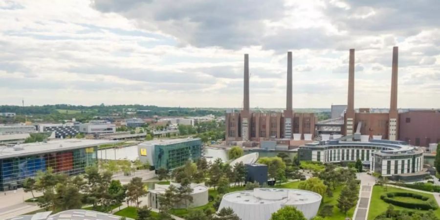 Die Autostadt mit dem Volkswagen Werksgelände in Wolfsburg. Foto: Ole Spata/dpa