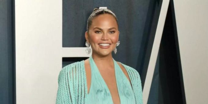 Nach Brust-OP - Chrissy Teigen zeigt sich oben ohne