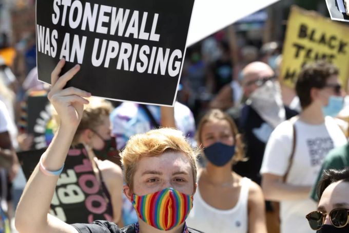 Am 28. Juni liefen Demonstranten anlässlich des Jubiläums der Stonewall-Proteste durch New York. Marsha P. Johnson war an diesen in den 1960er-Jahren beteiligt. Marsha P. Johnson