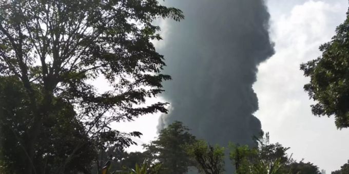 Jakarta - Grossbrand in indonesischer Raffinerie - Viele Verletzte
