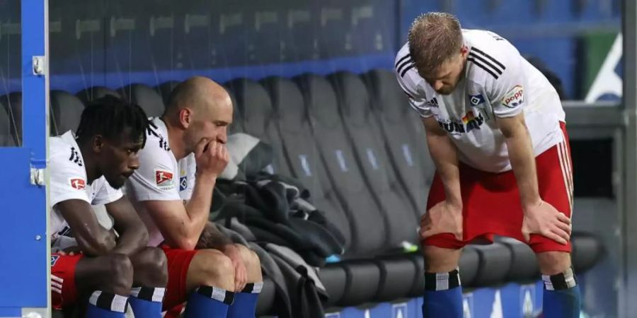 Wieder keine Bundesliga? Nach dem Remis gegen den KSC schwinden beim HSV weiter die Aufstiegshoffnungen. Foto: Christian Charisius/dpa