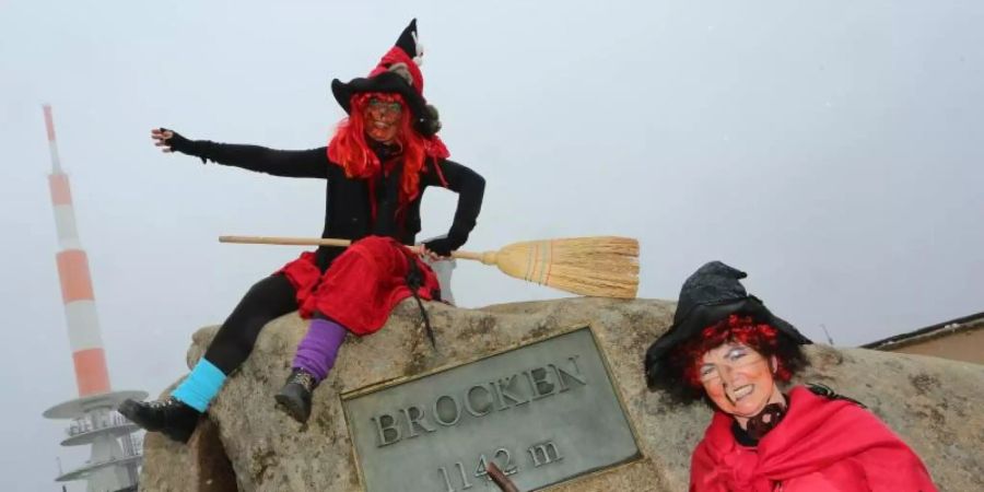 Irmgard Eggert und Hannelore Beyer aus Halberstadt sind am Walpurgistag im Hexenkostüm auf den Brocken gekommen. Foto: Matthias Bein/dpa-Zentralbild/dpa