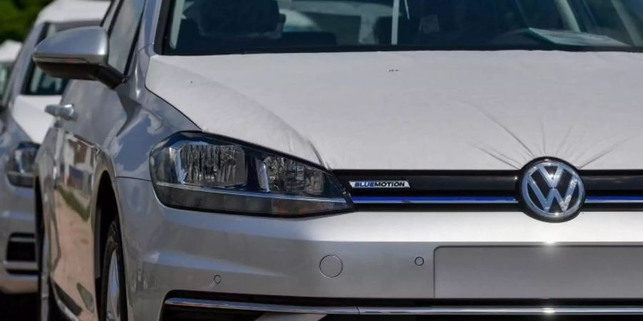 Fabrikneue VW Golf Variant auf dem Werksgelände von Volkswagen in Zwickau. Foto: Hendrik Schmidt/dpa-Zentralbild/dpa