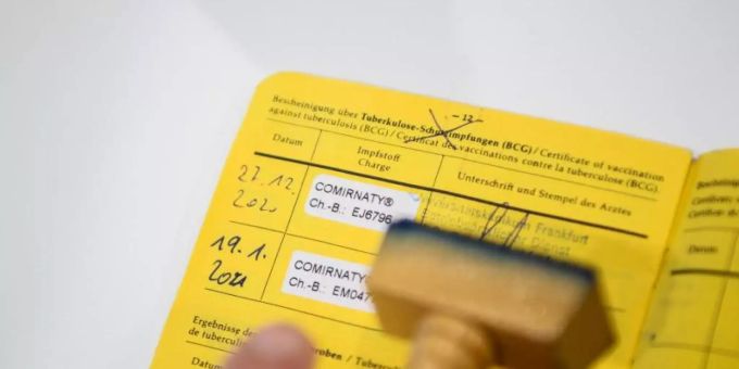 Bisher gibt es nur die gelben Impfpässe aus Papier. Ein digitaler EU-Impfpass könnte schon im Sommer das Reisen erleichtern. Impfpass