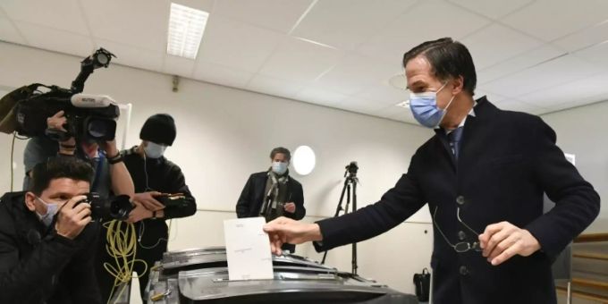 Rutte bei der Stimmabgabe Rutte bei der Stimmabgabe