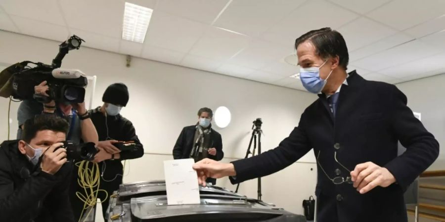 Rutte bei der Stimmabgabe