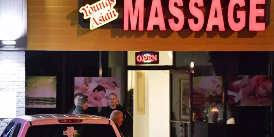 Sicherheitsbehörden am Tatort in Acworth: Der Verdächtige gibt an, in der Vergangenheit selbst Massage-Salons besucht zu haben. Foto: Mike Stewart/AP/dpa