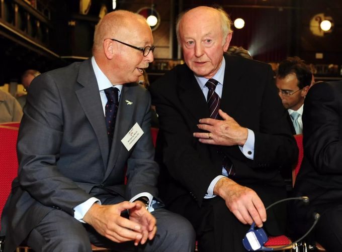 Denis Lucy (rechts), ehemaliger VR-Präsident der IAWS-Group und Wolfgang Werle (links), ehemaliger VR-Präsident von Hiestand, lächeln an der ausserordentlichen Generalversammlung von Hiestand in Zürich am Dienstag, 19. August 2008. IAWS Group Hiestand