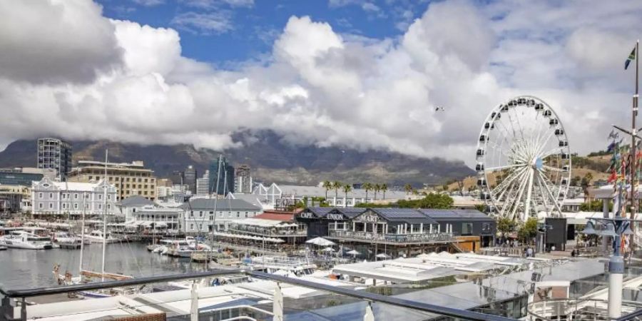 Der beliebte Touristenort Victoria and Alfred (V&amp;A) Waterfront District in Kapstadt ist leer. Doch schon bald will die Lufthansa wieder einige Besucher aus Deutschland nach Südafrika bringen. Foto: Uncredited/AP/dpa