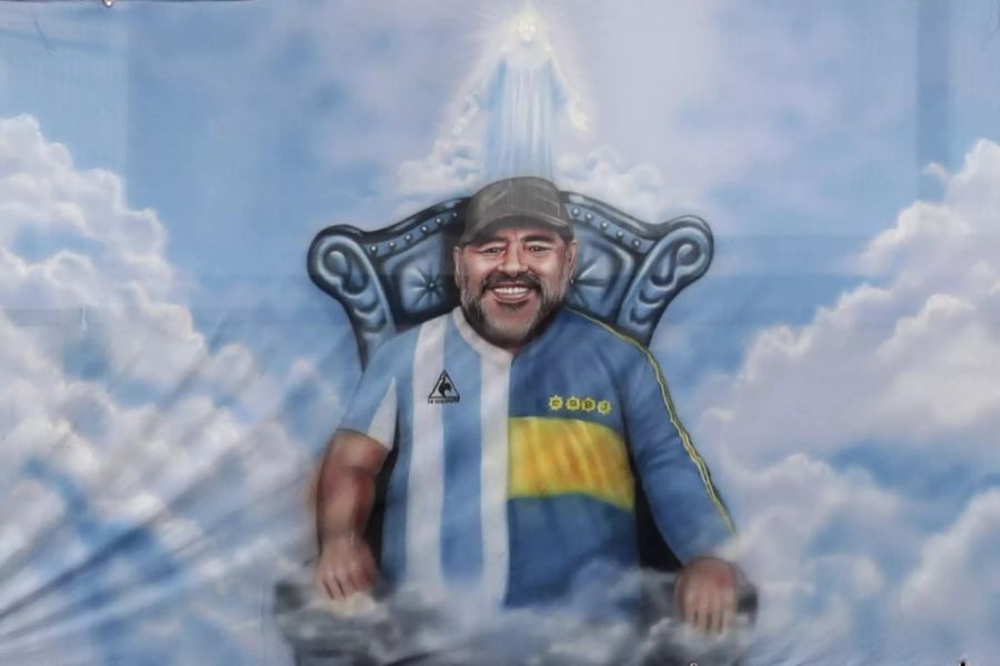 Diese Fahne mit einem Bild von Diego Maradona (†60) hängt während dem Spiel zwischen Boca und River Plate im Stadion.