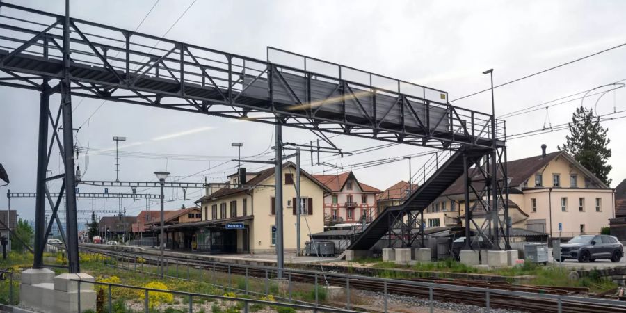 Der Bahnhof Kerzers mit Passerelle.