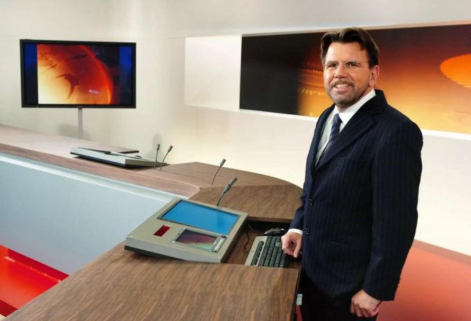 Stephan Klapproth im SRF-Studio im Jahr 2005. srf
