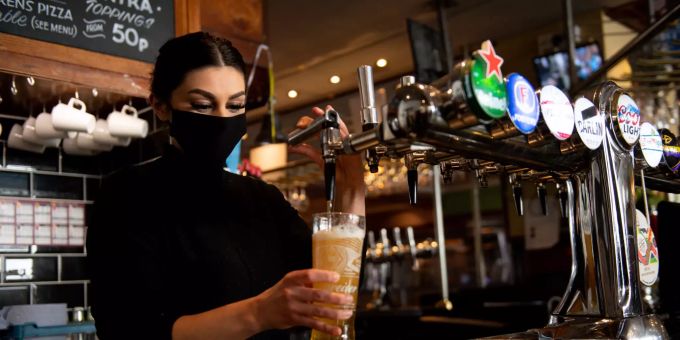 Eine Kellnerin im Pub «Figure of Eight» zapft ein Bier. In britischen Pubs wird das Bier knapp