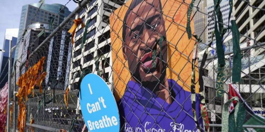 Ein Plakat mit einem Bild von George Floyd hängt an dem Zaun vor einem Regierungsgebäude von Hennepin County. Foto: Jim Mone/AP/dpa