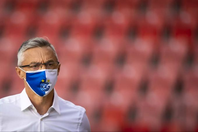 Zoltan Kadar schreitet vor dem Spiel gegen Xamax mit Schutzmaske von GC zur Trainerbank. gc Zoltan kadar