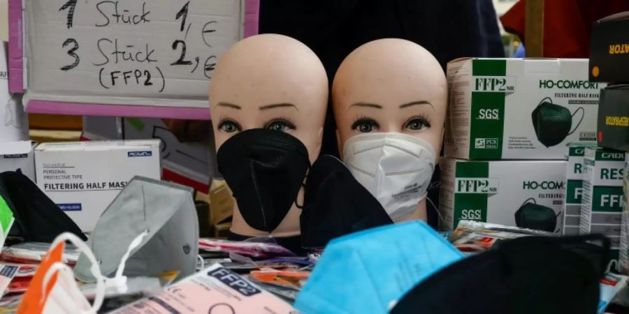 Schutzmasken in einem Geschäft