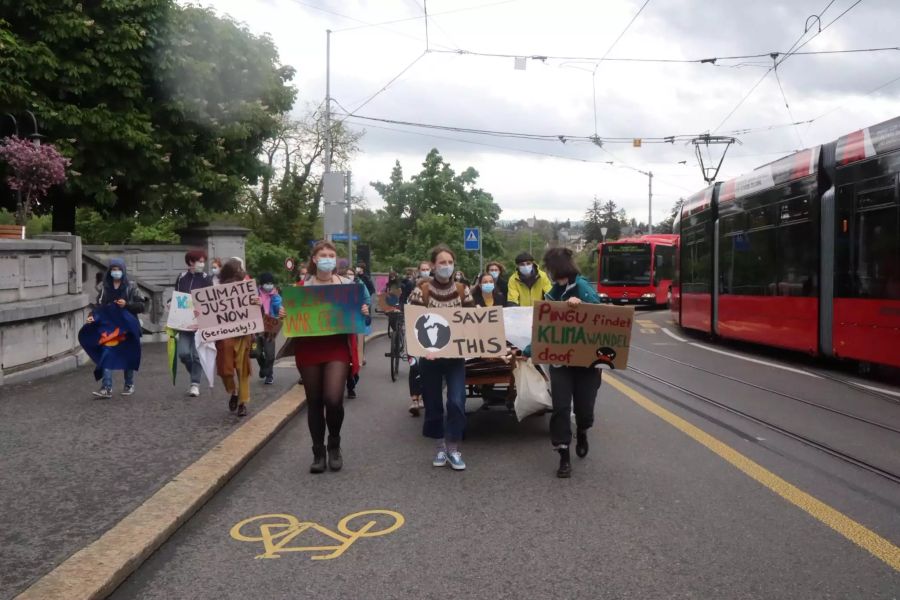 Eine Gruppe von Aktivisten ziehen vom Kirchenfeldquartier ins Zentrum von Bern.