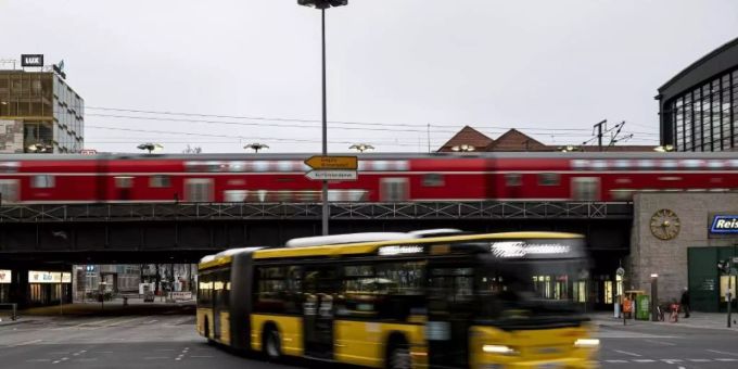 Eine Mobilitätsplattform könnte die Nutzung verschiedener Verkehrsmittel vereinfachen. Laut einer Umfrage hätten es Verbraucher am liebsten, wenn der ÖPNV diese Aufgabe übernimmt. Foto: Fabian Sommer/dpa Eine Mobilitätsplattform könnte die Nutzung verschiedener Verkehrsmittel vereinfachen. Laut einer Umfrage hätten es Verbraucher am liebsten, wenn der ÖPNV diese Aufgabe übernimmt. Foto: Fabian Sommer/dpa