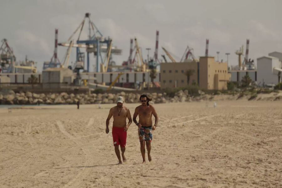 Männer joggen am Strand in der Stadt Ashkelon am Freitagmorgen.