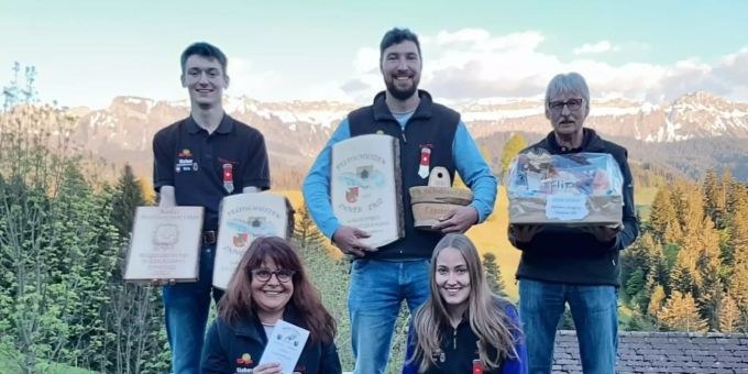 Reihe hinten, von links: Bester Nachwuchsschütze und Feldschiessen-König Nachwuchs Marco Berger, Tagessieger und Feldschiessen-König Aktive Kay Baltensperger, bester Veteran Walter Eicher, 68. vorne von links: Beste Damen, Sonja Rautiainen & Julia Fahrni, beide 68. Schützen