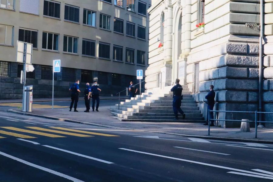 Die Polizei steht kurz vor 8 Uhr morgens bereit vor dem Amtshaus in Bern.