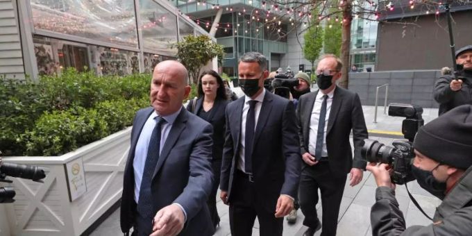 Ryan Giggs (M.) muss sich vor Gericht verantworten. Foto: Peter Byrne/PA Wire/dpa Ryan Giggs (M.) muss sich vor Gericht verantworten. Foto: Peter Byrne/PA Wire/dpa